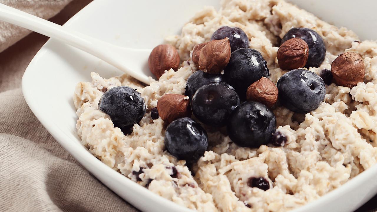 Ilustrasi Overnight Oat Blueberry Almond