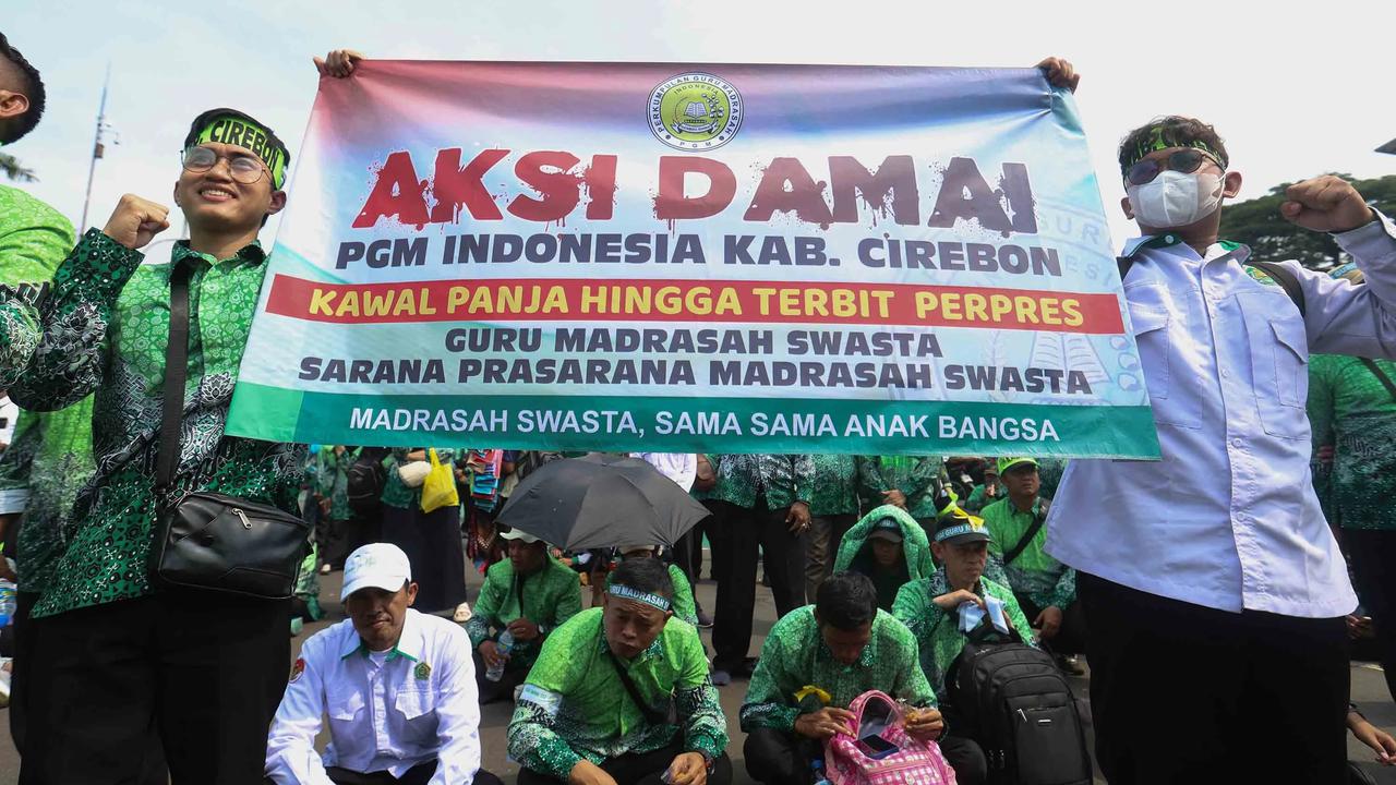FOTO: Aksi Guru Madrasah Swasta di Depan Gedung DPR