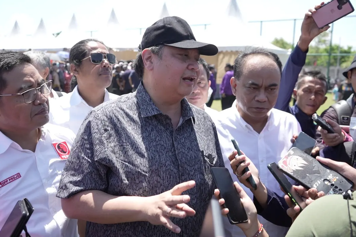 Ketua Umum Partai Golkar, Airlangga Hartarto bersama Ketua Umum Projo, Budi Arie Setiadie (Istimewa)