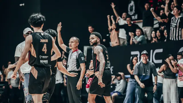Donell Cooper II beraksi membantu Dewa United menang atas Rans di IBL 2026