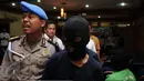 Seorang tersangka dibawa petugas saat rilis kasus narkotika di aula Porles Jakarta Pusat, Jakarta, Kamis (29/12). Satnarkoba Polres Jakpus telah menangkap 48 tersangka terkait penyalahgunaan narkoba selama dua hari. (Liputan6.com/Gempur M Surya)