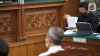 Terdakwa Ferdy Sambo mendengarkan keterangan saksi dalam sidang lanjutan kasus pembunuhan Brigadir N Yosua Hutabarat atau Brigadir J dengan terdakwa Ferdy Sambo dan Putri Candrawathi di Pengadilan Negeri Jakarta Selatan, Selasa (1/11/2022). Agenda sidang kasus pembunuhan Brigadir J hari ini adalah pemeriksaan saksi dari pihak keluarga Brigadir J. (Liputan6.com/Faizal Fanani)
