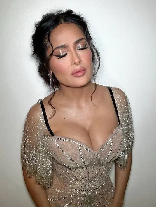 Hayek menata rambutnya dengan messy updo membuka tahun 2023 dan eyeshadow silver [@marryphilips]