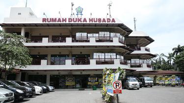Suasana Pemberangkatan Jenazah Ibunda Abimana Ke Tempat Kremasi Photo Fimela Com
