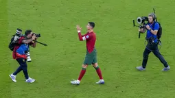 Seorang fotografer memotret Cristiano Ronaldo bertepuk tangan pada akhir pertandingan babak 16 besar Piala Dunia antara Portugal dan Swiss, di Stadion Lusail di Lusail, Qatar, Selasa (6/12/2022). Ronaldo hanya bermain selama 17 menit. Dia tidak mencetak gol maupun assist. (AP Photo/Frank Augstein )