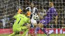Striker Real Madrid, Cristiano Ronaldo, mencetak gol ke gawang Juventus pada laga final Liga Champions di Stadion Millennium, Cardiff, Wales, Sabtu, (3/6/2017). Real Madrid menang 4-1. (AFP/Glyn Kirk)
