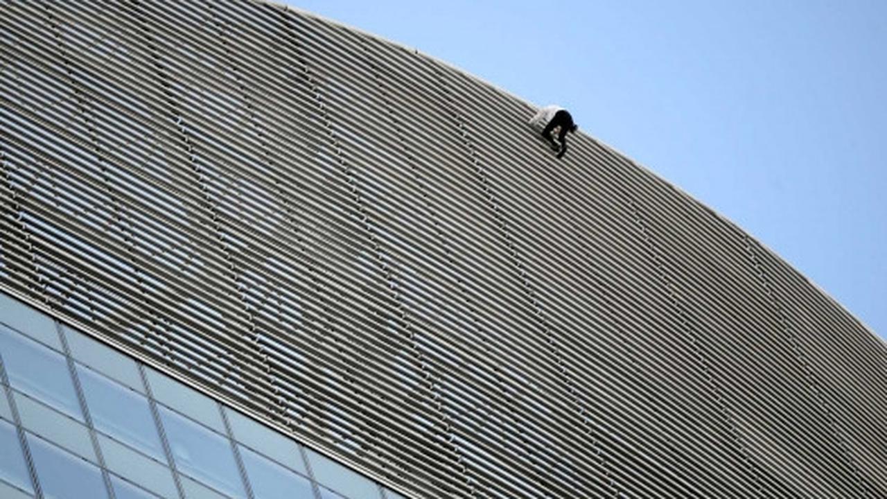 Aksi Alain Robert panjat gedung 185 meter tanpa pengaman