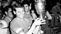 Legenda tim nasional Italia, Giacinto Facchetti, memegang trofi Henri Delaunay setelah Italia berhasil mengalahkan Yugoslavia, pada laga final Piala Eropa 1968. (UEFA)