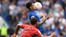 Pemain Chelsea Kenedy (kanan) berebut bola dengan pemain Watford Joshua King (kiri) pada pertandingan sepak bola Liga Inggris di Stamford Bridge, London, Inggris, 22 Mei 2022. Chelsea menang 2-1. (Glyn KIRK/AFP)