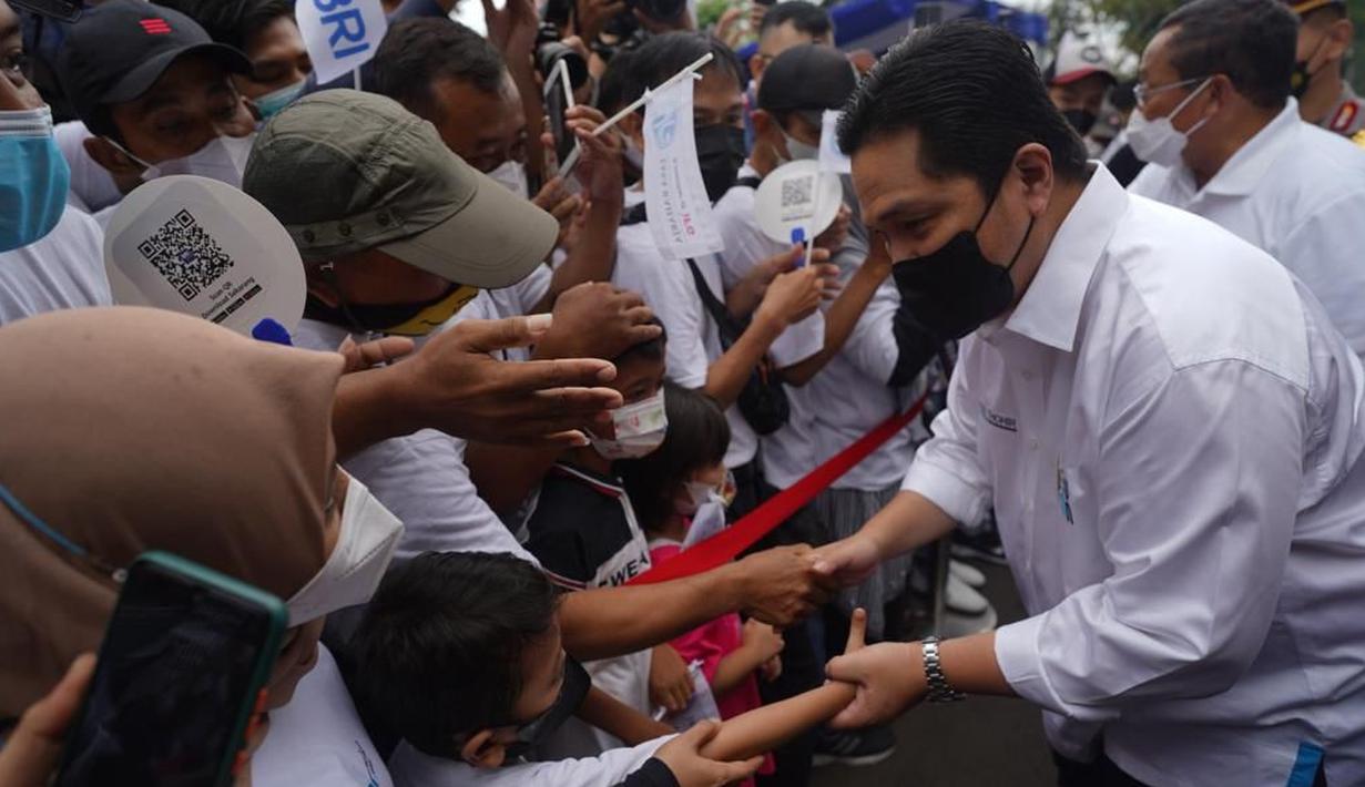 <p>Menteri Badan Usaha Milik Negara (BUMN) Erick Thohir menemui warga yang mengikuti acara Mudik Aman, Mudik Sehat Bersama BUMN 2022 di Area Stadion Gelora Bung Karno, Jakarta, Rabu (27/4/2022). Hari ini Menteri BUMN melepas 12.450 pemudik dengan 249 bus, dari total 40 ribu pemudik yang akan berangkat dengan 542 bus dan 24 perjalanan kereta api ke hampir 40 kota di Pulau Jawa dan Sumatra. (Foto: Humas Kementerian BUMN)</p>