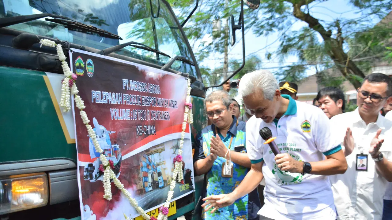 Ganjar Pranowo melepas ekspor produk UMKM di Banyumas. (Foto: Liputan6.com/Humas Pemkab Banyumas)