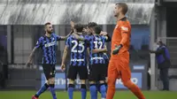 Bek Inter Milan Achraf Hakimi merayakan gol ke gawang Spezia pada laga Liga Italia di Stadio Giuseppe Meazza, Minggu (20/12/2020). (AP Photo/Luca Bruno)