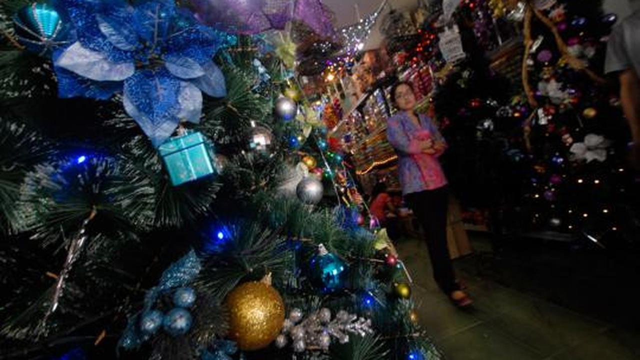 Berbagai pernak-pernik Natal hiasi kawasan Glodok