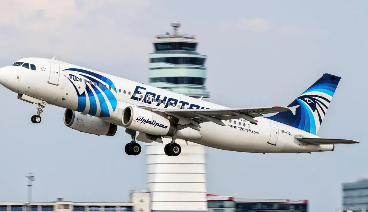 Penerbangan EgyptAir dilaporkan hilang antara Paris dan Kairo, Kamis (19/5). Pesawat Airbus A320 dengan 66 orang di dalamnya itu hilang dari radar pada pukul 02:30 waktu Kairo (00:30 GMT). (Reuters/ Thomas Ranner)