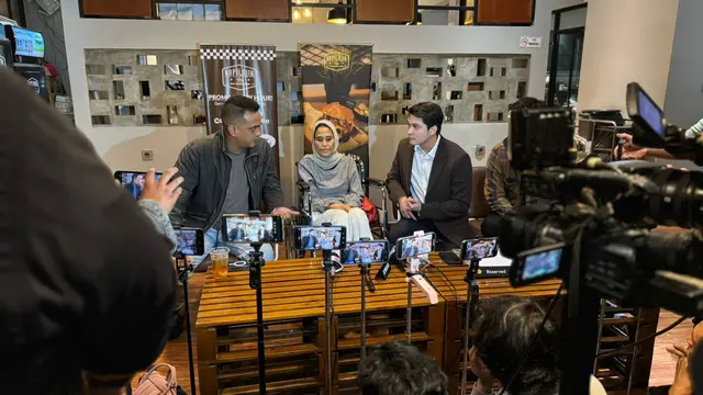 RA Pustieka, Bendahara Umum Yayasan, didampingi oleh kuasa hukumnya, Koko Joseph Irianto menggelar jumpa pers, Kamis (27/2/2025).