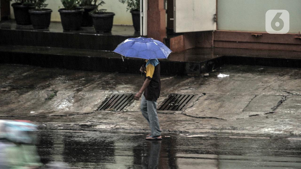 FOTO: Waspada Hujan Angin di Jakarta Dampak Siklon Molave