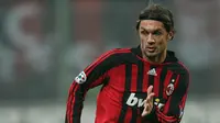4. Paolo Maldini - Pemain legenda ini menjadi bek paling tangguh dan loyal yang pernah dimiliki AC Milan. Berkat ketangguhan Maldini menjaga lini pertahanan, AC Milan sukses meraih trofi Liga Champions 2007. (AFP/Giuseppe Cacace)