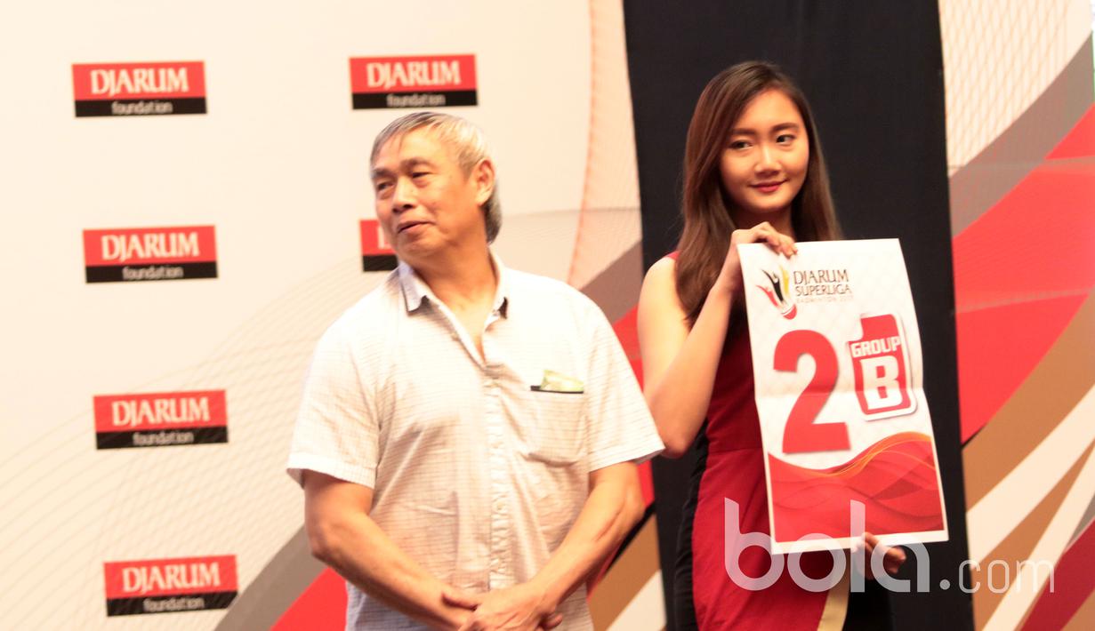 Perwakilan PB Djarum Kudus, Christian Hadinata saat memilih undian grup Djarum Superliga Badminton 2017 di Hotel Kempinski, Jakarta, Rabu (01/02/2017). Bola.com/Nicklas Hanoatubun)