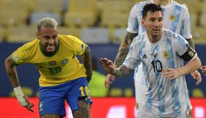 Duel antara Neymar dan Lionel Messi saat Timnas Brasil bersua Argentina di final Copa America 2021 hari Minggu (11/07/2021) pagi WIB. (NELSON ALMEIDA / AFP)