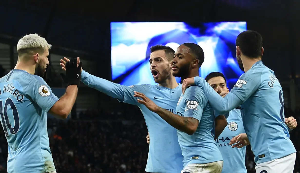 Striker Manchester City, Sergio Aguero (kiri) bersama rekan-rekannya merayakan gol ke gawang Arsenal pada Premier League di Stadion Etihad, Manchester, Inggris, Minggu (3/2). Aguero mencetak tiga gol. (PAUL ELLIS/AFP)