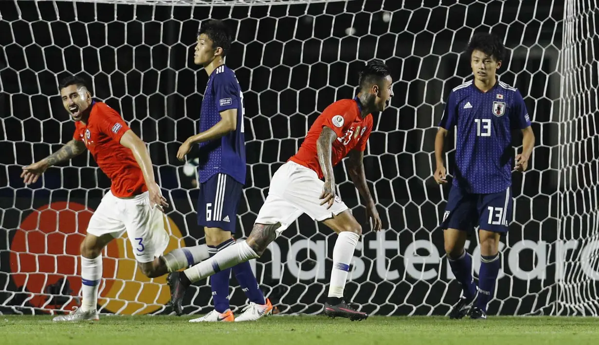 Gelandang Chili, Erick Pulgar, melakukan selebrasi usai membobol gawang Jepang pada laga Copa America 2019 di Stadion Morumbi, Selasa (18/7). Chili menang 4-0 atas Jepang. (AP/Victor R. Caivano)