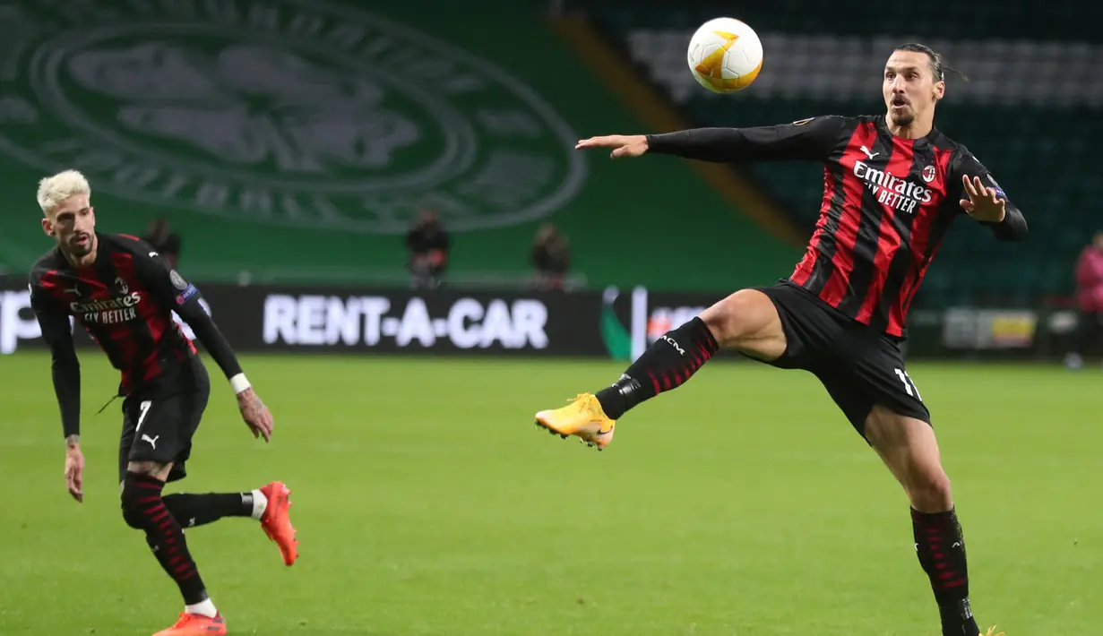 Penyerang AC Milan, Zlatan Ibrahimovic, berusaha mengontrol bola saat menghadapi Celtic pada laga Grup H Liga Europa 2020/2021 di Celtic Park Stadion, Jumat (23/10/2020). AC Milan menang 3-1 atas Celtic. (AFP/Russell Cheyne/pool)