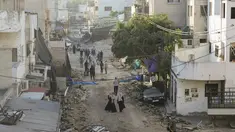 Warga Palestina berjalan di jalan yang rusak di kamp pengungsi Jenin di Tepi Barat, Rabu, 5 Juli 2023, setelah tentara Israel menarik pasukannya dari kubu militan. (AP Photo/Majdi Mohammed)