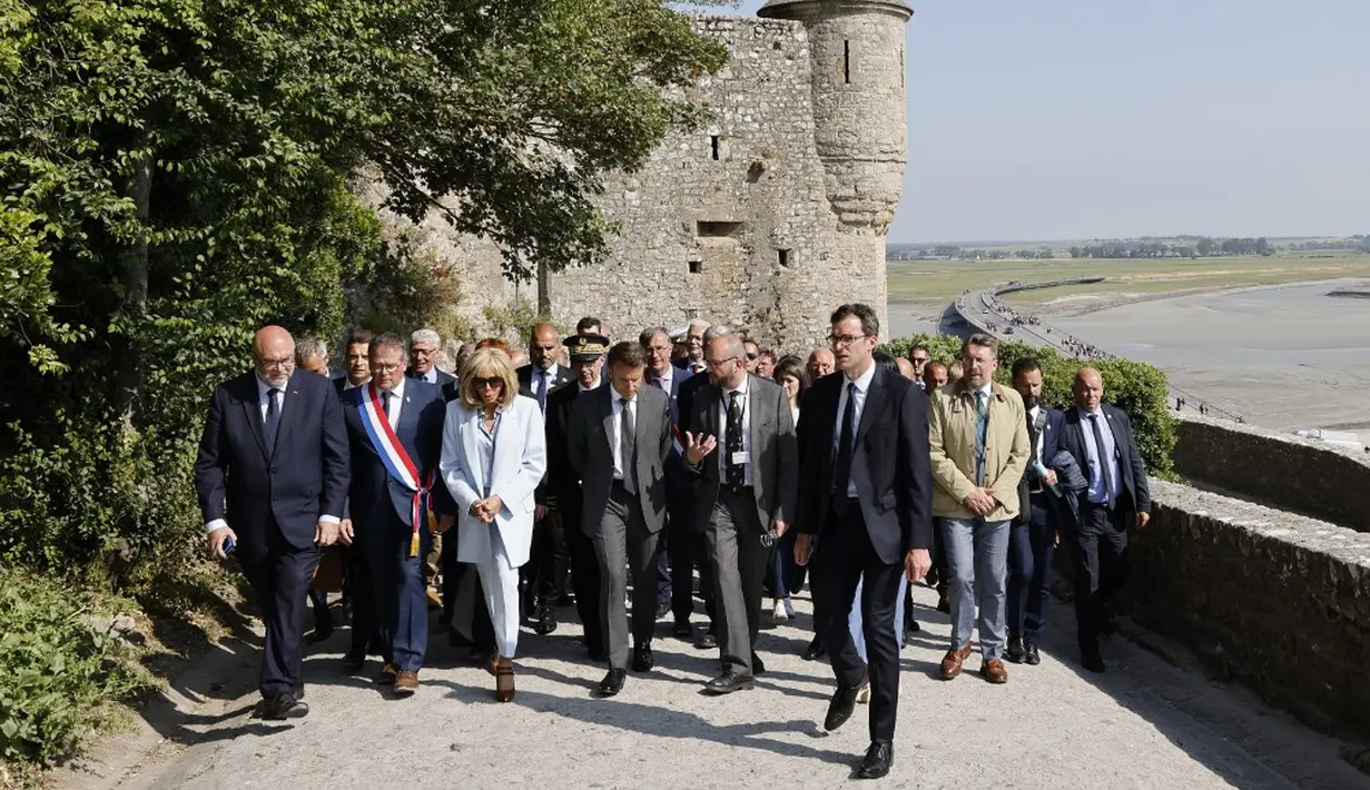 <p>Usia seribu tahun situs Warisan Dunia UNESCO dan magnet utama pariwisata di Normandia itu dirayakan hingga November dengan berbagai pameran, pertunjukan tari dan konser. (Ludovic MARIN/POOL/AFP)</p>