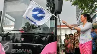 Istri Gubernur DKI Jakarta, Veronica Tan saat meluncurkan bus Transjakarta khusus perempuan di halaman Balaikota, Jakarta, Kamis (21/4). Peluncuran bus khusus wanita bertepatan dengan Hari Kartini. (Liputan6.com/Yoppy Renato) 