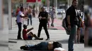 Para penjarah saat diamankan polisi sipil di Vitoria, negara bagian Espirito Santo, Brasil, (7/2). Pihak penguasa mengatakan penembakan terpaksa dilakukan untuk mengatasi kejahatan yang semakin meningkat. (AP Photo / Diego Herculano)