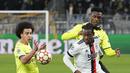 Pemain Borrusia Dortmund, Axel Witsel dan Dan-Axel Zagadou berusaha merebut bola dari pemain Besiktas Michy Batshuayi pada pertandingan Grup C Liga Champions di Signal Iduna Park, Jerman, Rabu (8/12/2021). Dortmund menang telak atas Besiktas dengan skor 5-0. (AP Photo/ Martin Meissner)