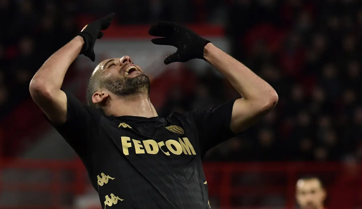 Islam Slimani (Olympique Lyon). Diprediksi menjadi bintang di Leicester City untuk mempertahankan gelar pada 2016, namun penampilannya tak sesuai harapan. Hampir 5 tahun dipinjamkan ke Newcsatle, Fenerbahce dan Monaco, akhirnya pergi secara permanen ke Olympique Lyon. (AFP/Philippe Desmazes)