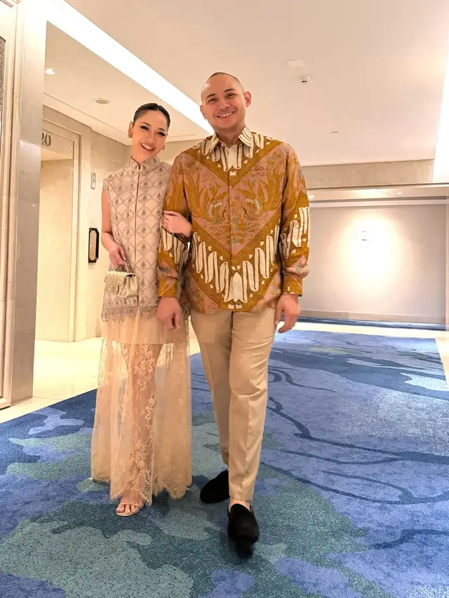 Gaya Berbatik Bunga Citra Lestari dan Tiko Aryawardhana Hadiri Kondangan Member Geng Aries