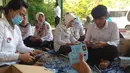 Pegawai  Negeri Sipil (PNS) di lingkungan Kemendagri menggunting E-KTP untuk dihancurkan di Gundang Kemendagri, Bogor (30/5). Sekitar seratus PNS dilibatkan selama sepuluh hari untuk menghancurkan lebih dari 800 ribu E-KTP. (Liputan6.com/Achmad Sudarno)