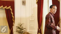 Presiden Joko Widodo menunggu kedatangan Grand Syeikh Al Azhar Ahmed Muhammad Ahmed El Tayeb di Istana Merdeka, Jakarta, Senin (22/2). Kunjungan El Tayeb membahas ajaran Islam yang moderat dan rahmatan lil alamin. (Liputan6.com/Faizal Fanani)