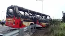 Sebuah bus pariwisata yang membawa wisatawan asal China menabrak pagar jalan raya dan terbakar dalam perjalanan ke Taoyuan, sebuah bandara utama di selatan Ibu Kota Taipei, Taiwan, Selasa (19/7). Insiden ini menewaskan setidaknya 26 orang. (Sam YEH/AFP)