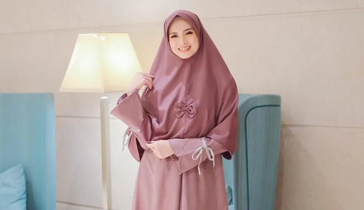 Mantap berhijab sejak Mei lalu, Donita tetap tampil modis dan elegan dalam setiap foto-fotonya di Instagram. (Liputan6.com/IG/@donitabhubiy)