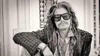 Steven Tyler sukses memeriahkan tayangan berita yang tengah mengudara di tengah badai salju (Twitter: @IamStevenT)