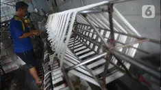 Pekerja memintal benang di kawasan Kebayoran, Jakarta, Rabu (4/1/2023). Pemerintah masih akan menjalankan program Kredit Usaha Rakyat (KUR) pada 2023. Namun pemerintah tak akan memberikan subsidi lagi pada bunga sehingga naik. (merdeka.com/Imam Buhori)