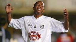 Robinho. Pada 2004 hingga medio 2005, sayap kiri asal Brasil yang masih bermain bersama Santos ini memiliki nilai pasar senilai 22 juta euro. Ia berhasil mencetak 28 gol di Liga Brasil dari 46 penampilan. Pada awal musim 2005/2006 ia digaet Real Madrid. (AFP/Mauricio Lima)