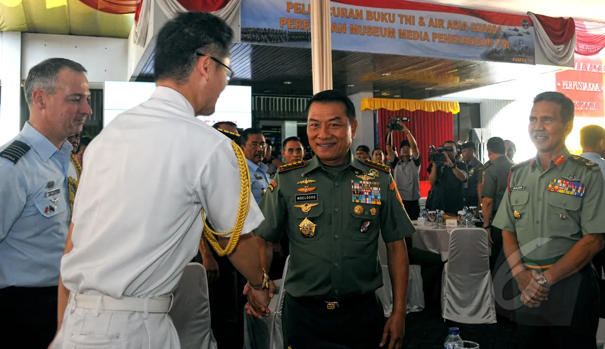 Panglima TNI Jenderal Moeldoko menyapa para staf angkatan dari negara tetangga yang ikut  dalam misi pencarian Air Asia QZ8501 saat peluncuran buku ‘TNI dan Air Asia QZ8501’, Mabes TNI Cilangkap, Jakarta, Selasa (5/5/2015). (Liputan6.com/Yoppy Renato)