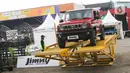 Bersama professional offroader, pengunjung bisa ikut menjelajahi langsung rintangan yang menggambarkan medan ekstrem saat melakukan offroad. (Liputan6.com/Herman Zakharia)