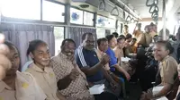 Bupati dan siswa di bus sekolah Sorong