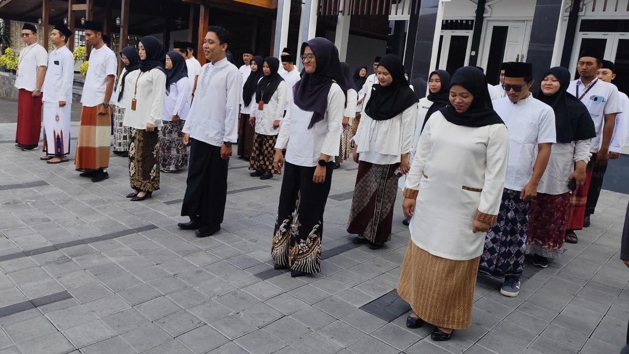 Peringati Hari Santri, ASN Banyuwangi Wajib Pakai Sarung dan Peci Selama Tiga Hari