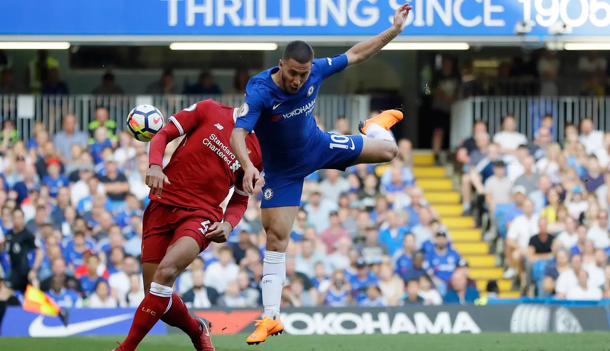 Bek Liverpool Virgil van Dijk berebut bola dengan gelandang Chelsea Eden Hazard selama pertandingan lanjutan Liga Inggris di Stamford Bridge di London (6/5). Chelsea menang tipis atas Liverpool 1-0. (AP Photo/Kirsty Wigglesworth)