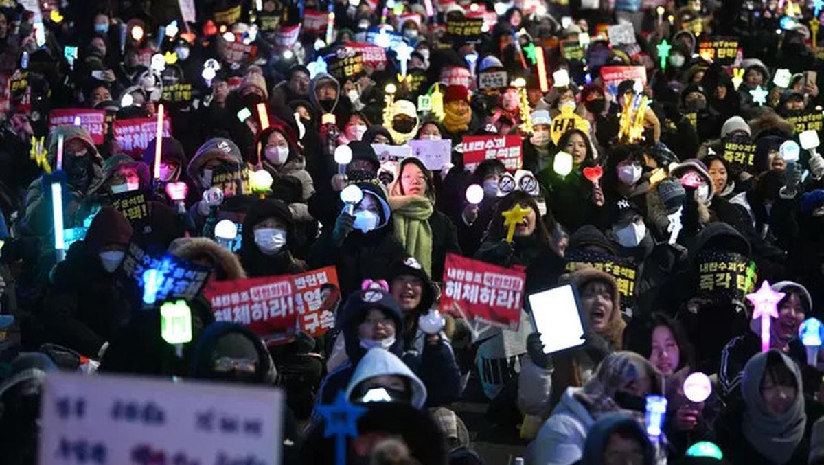 Cahaya Light Stick K-Pop Warnai Desakan Pemakzulan Presiden Yoon Suk Yeol