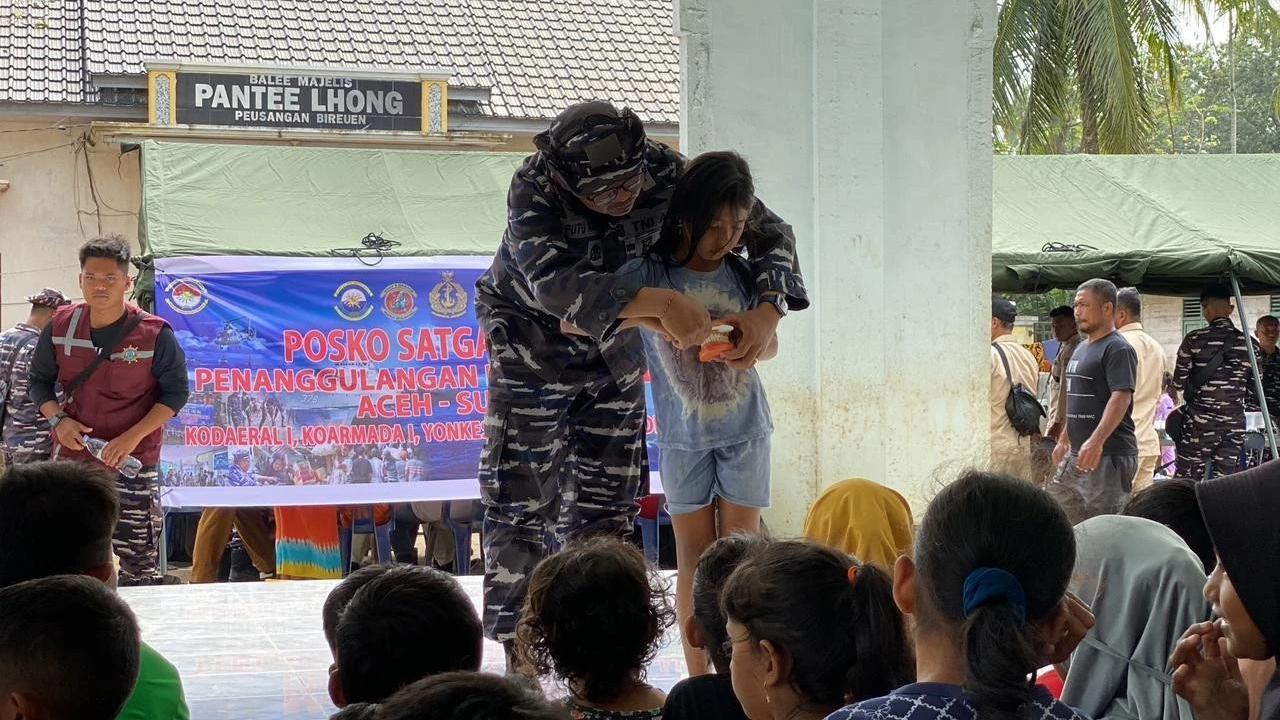 FOTO: TNI Angkatan Laut Gelar Pengobatan Warga dan Pembersihan Lingkungan di Aceh