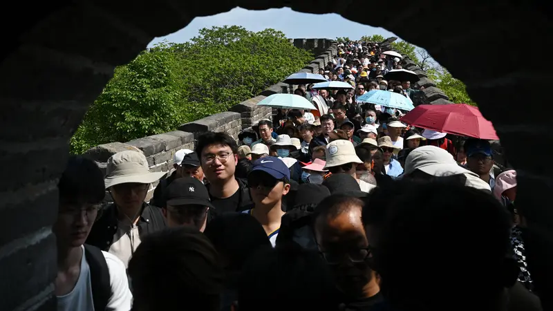 Tembok Besar China menarik wisatawan pada Hari Buruh
