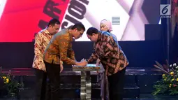 Ketua Umum PWI Pusat Margiono dan Gubernur Sumatera Barat, Irwan Prayitno meresmikan Peluncuran Hari Pers Nasional (HPN) 2018 di Jakarta, Minggu (10/9). Peluncuran HPN 2018 dimeriahkan dengan balutan nuansa budaya Minang. (Liputan6.com/Helmi Afandi)