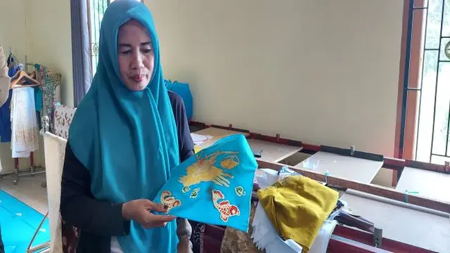 Ketua Kelompok Batik Serumpun Berlian, Tinah (Foto: Liputan6.com/Agustina Melani)